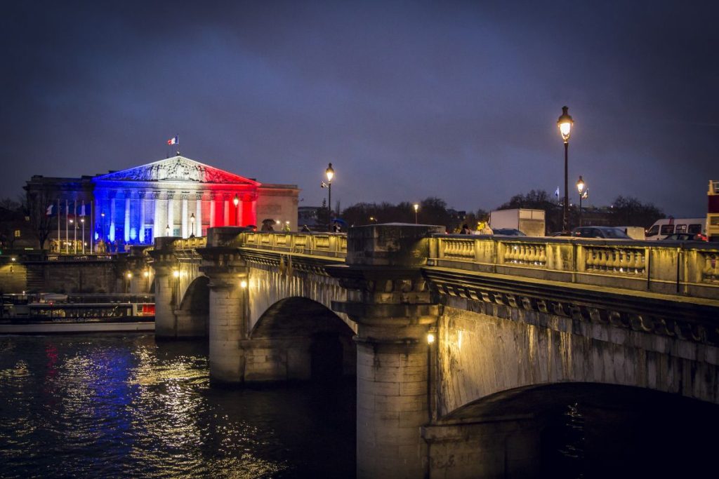 Les secrets pour organiser une soirée réussie à Paris avec un DJ local